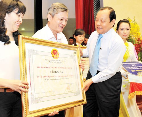 HCMC Party Committee Secretary Le Thanh Hai gives a new rural certificate to representative of Tan Thong Hoi Commune, Cu Chi District on March 2 (Photo: SGGP) HCMC Party Committee Secretary Le Thanh Hai gives a new rural certificate to representative of Tan Thong Hoi Commune, Cu Chi District on March 2 (Photo: SGGP)